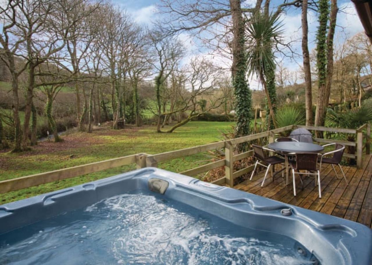 Relaxing Cornwall lodge w/hot tub! Stay 4nts (sleeps 4)